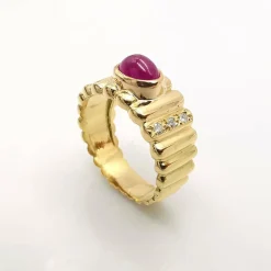 Bague or jaune rubis et diamants