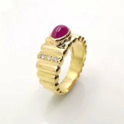 Bague or jaune rubis et diamants