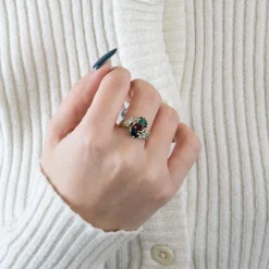 Bague or jaune, rubis, saphir, émeraude et diamants
