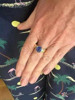Bague or jaune, saphir 2.66 carats, diamants
