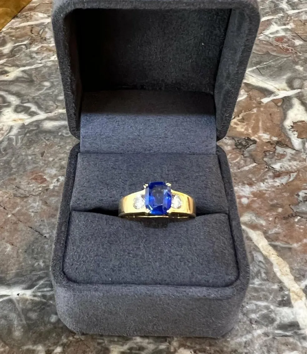Bague or jaune, saphir 2.66 carats, diamants
