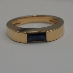 Bague or jaune, saphir baguette