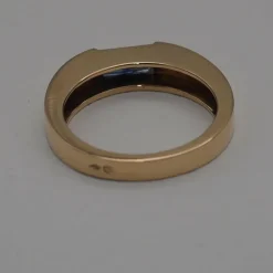 Bague or jaune, saphir baguette