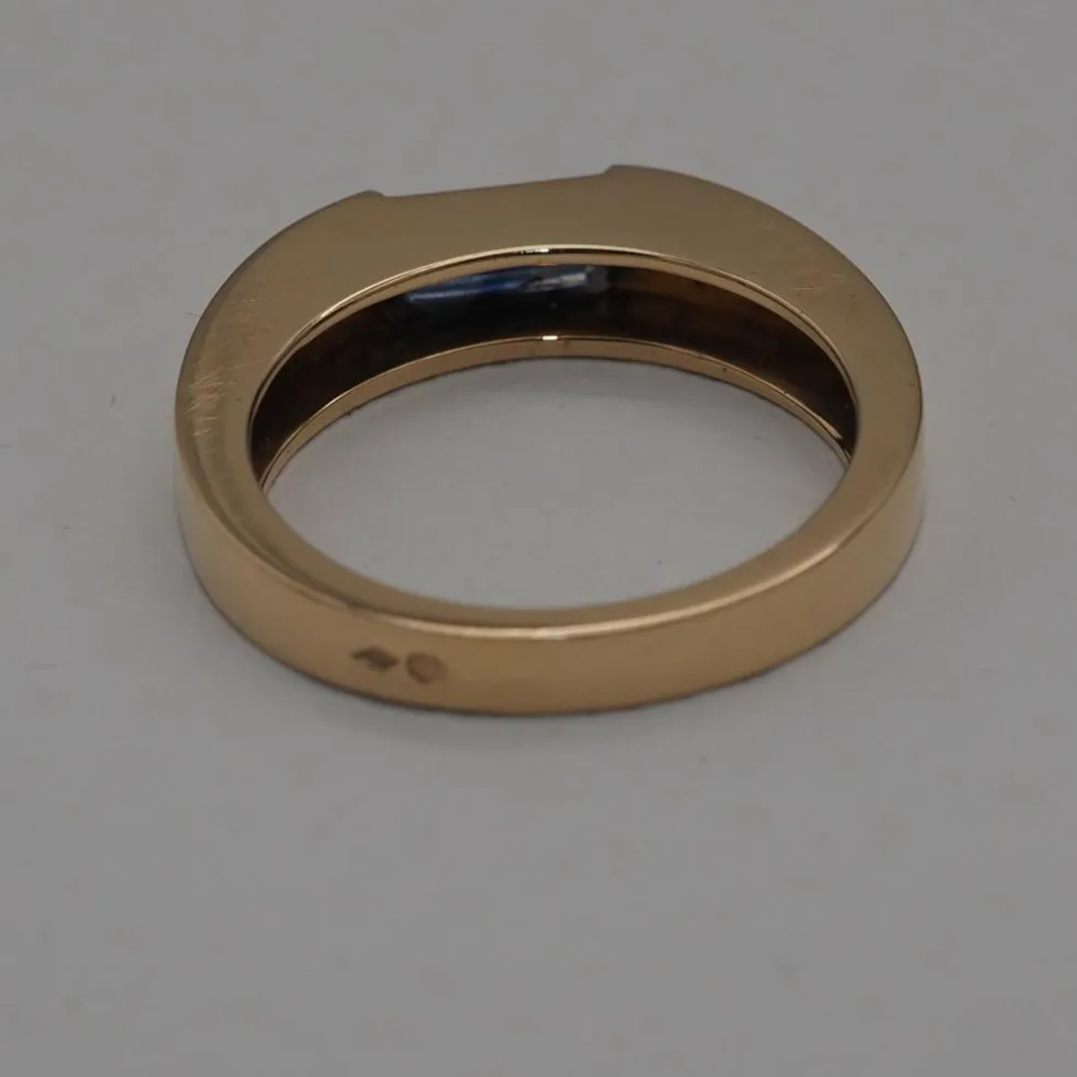 Bague or jaune, saphir baguette