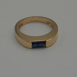 Bague or jaune, saphir baguette