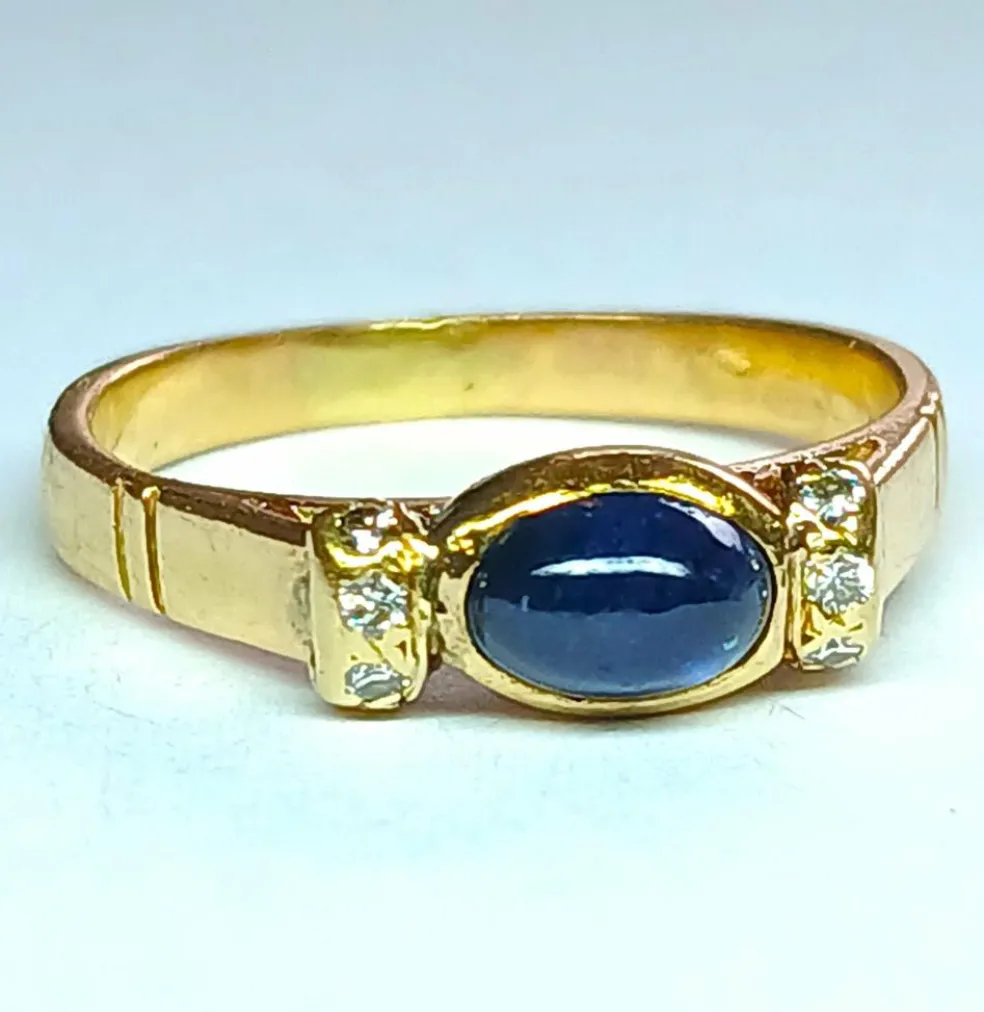 Bague or jaune, saphir cabochon et diamants