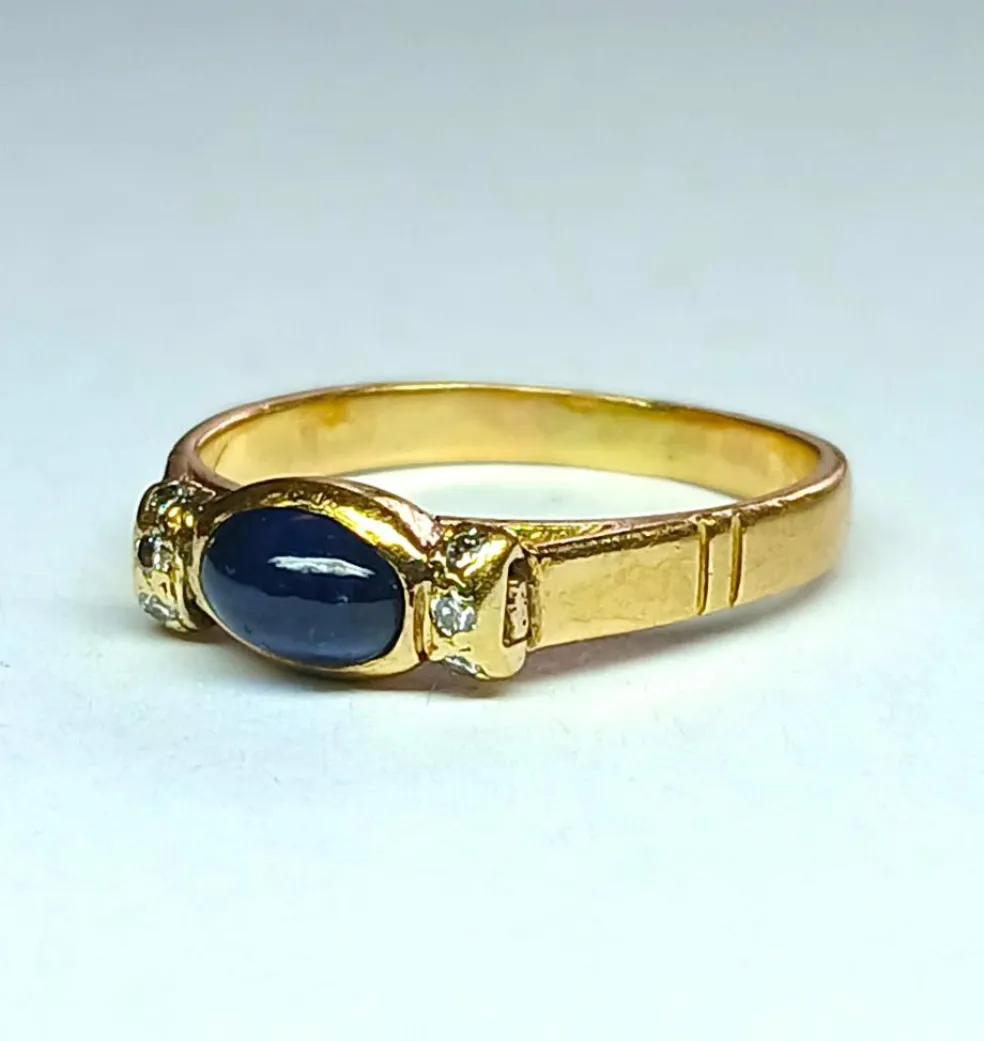 Bague or jaune, saphir cabochon et diamants