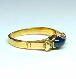 Bague or jaune, saphir cabochon et diamants