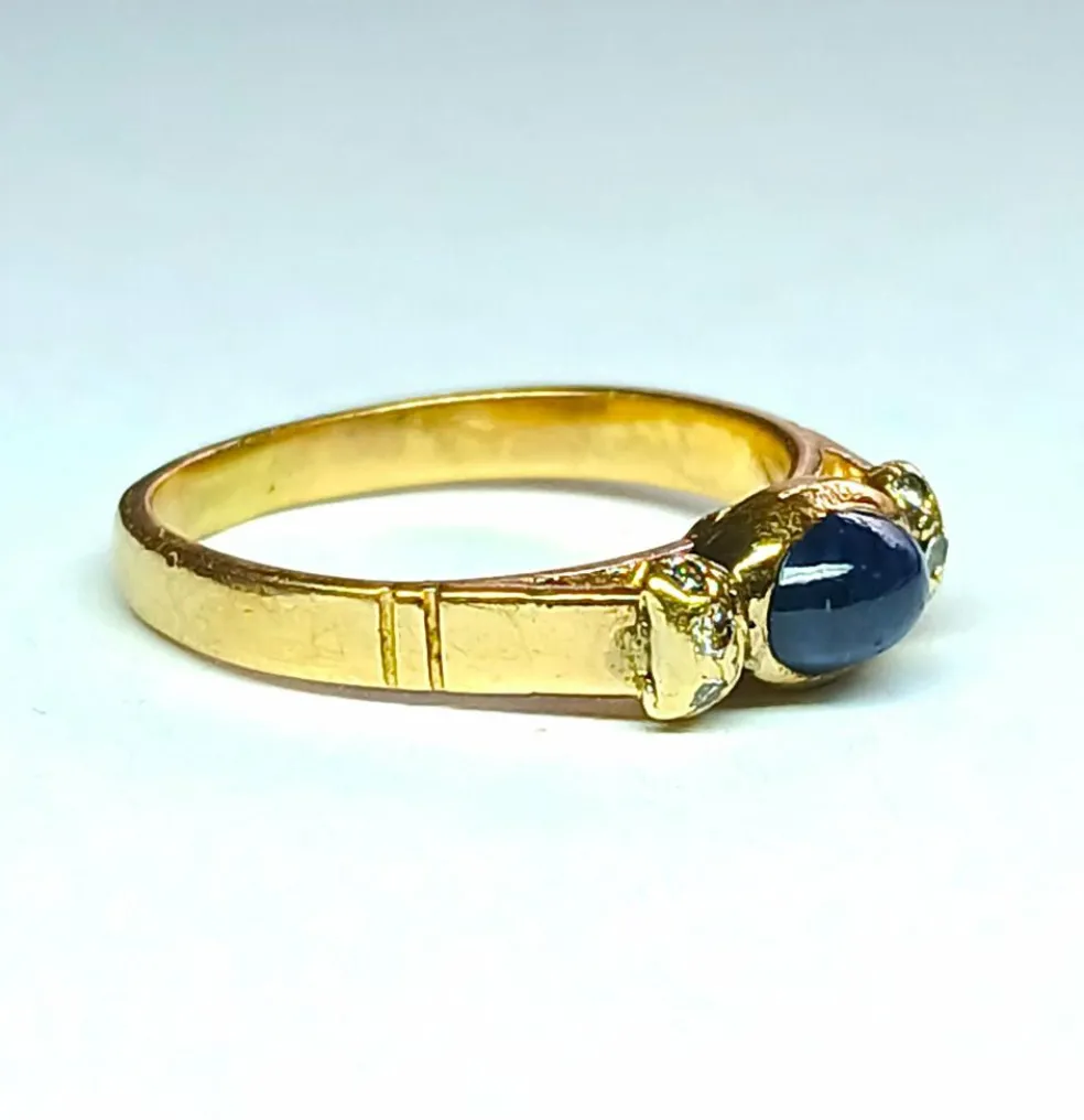 Bague or jaune, saphir cabochon et diamants