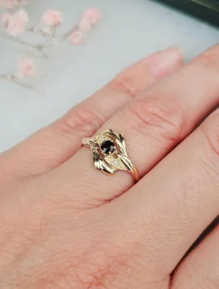Bague or jaune, saphir, diamants