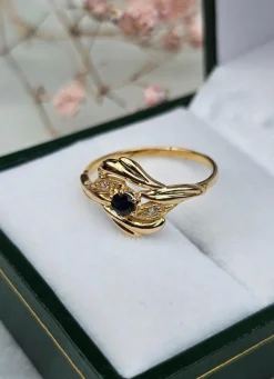 Bague or jaune, saphir, diamants