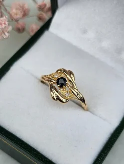 Bague or jaune, saphir, diamants