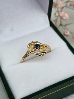 Bague or jaune, saphir, diamants