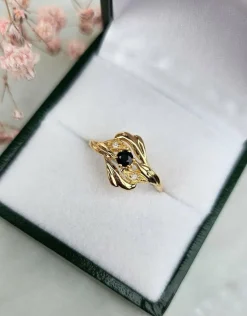 Bague or jaune, saphir, diamants
