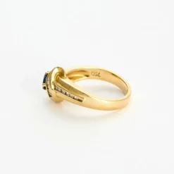 Bague or jaune, saphir et diamants
