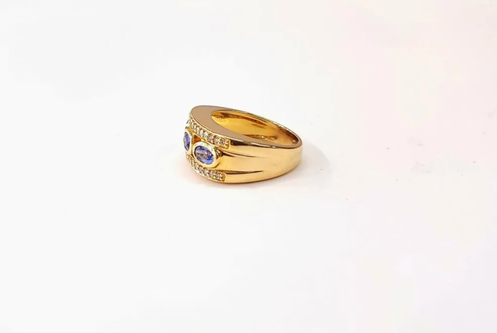 Bague or jaune, saphir et diamant
