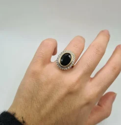 Bague or jaune saphir foncé et diamants anciens
