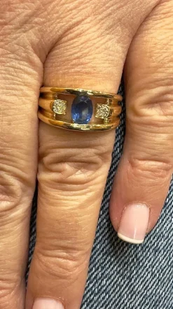 Bague or jaune saphir ovale et diamants