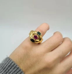 Bague or jaune saphir, rubis et émeraude