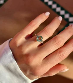 Bague or jaune saphir vert clair