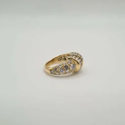 Bague or jaune sertie de diamants ronds et baguettes