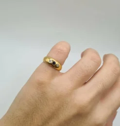 Bague or jaune sertie de diamants et d’un saphir