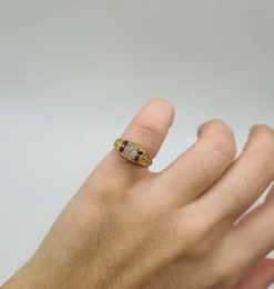 Bague or jaune sertie de diamants et rubis