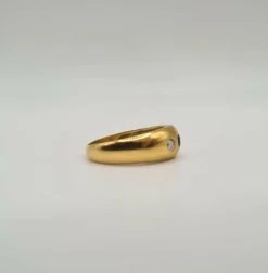 Bague or jaune sertie de diamants et d’un saphir