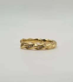 Bague or jaune sertie de diamants