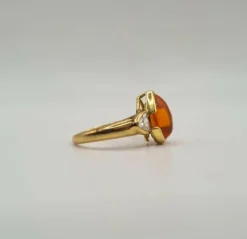 Bague or jaune sertie de diamants et une citrine