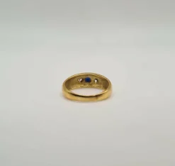 Bague or jaune sertie de diamants et d’un saphir