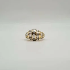 Bague or jaune sertie de diamants ronds et baguettes