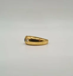 Bague or jaune sertie de diamants et d’un saphir