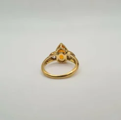 Bague or jaune sertie de diamants et une citrine