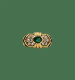 Bague or jaune sertie d’émeraude, diamants et rubis