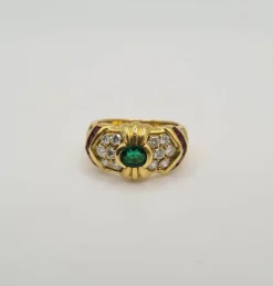 Bague or jaune sertie d’émeraude, diamants et rubis