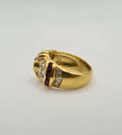 Bague or jaune sertie d’émeraude, diamants et rubis