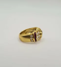 Bague or jaune sertie d’émeraude, diamants et rubis