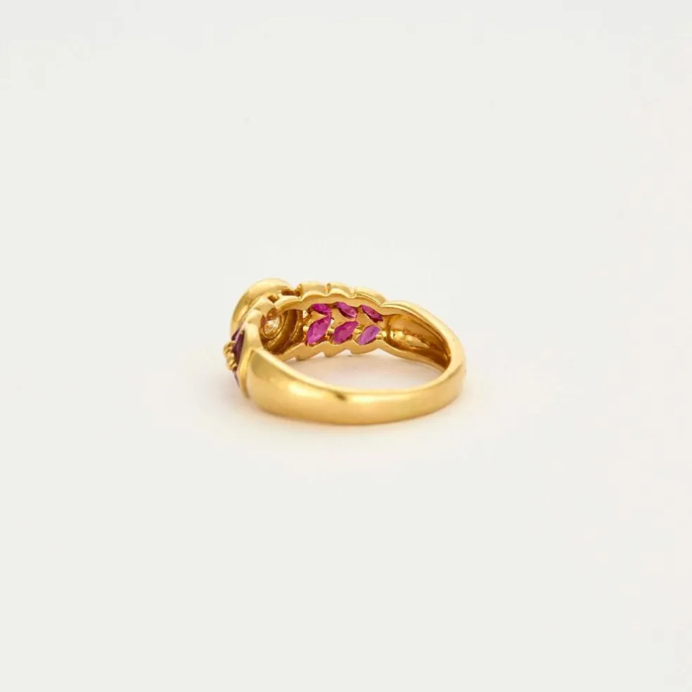Bague or jaune sertie d'un diamant avec rubis
