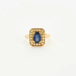 Bague or jaune sertie d’un saphir entouré de diamants