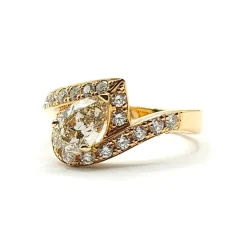 Bague or jaune sertie d'un diamant poire et diamants ronds