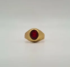 Bague or jaune sertie d’un rubis