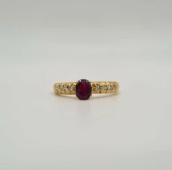 Bague or jaune sertie d’un rubis et diamants