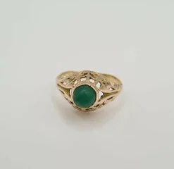Bague or jaune sertie d'une pierre verte