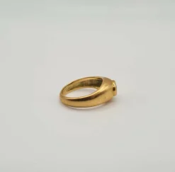 Bague or jaune sertie d’un saphir