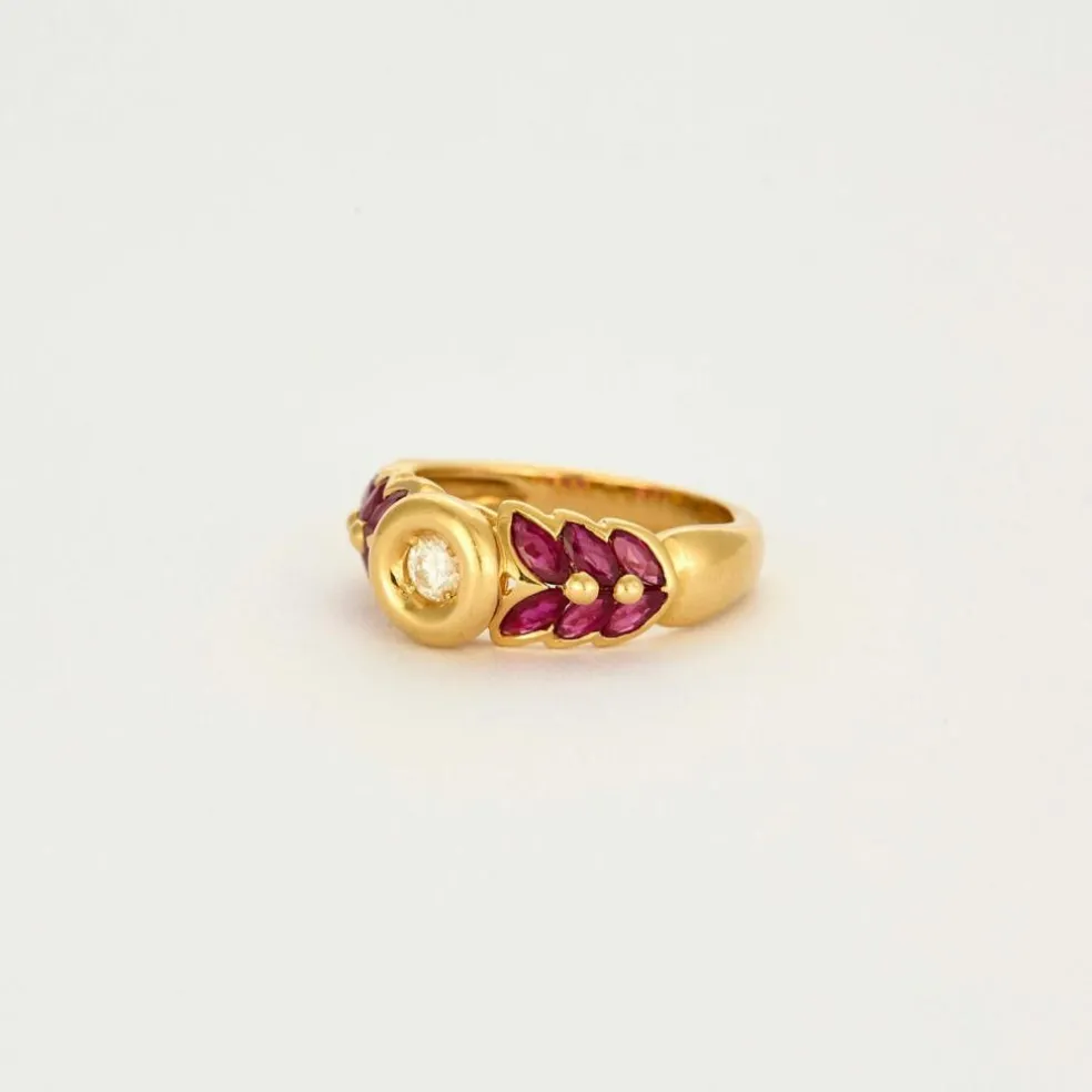 Bague or jaune sertie d'un diamant avec rubis