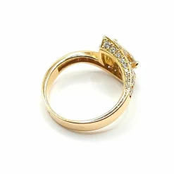 Bague or jaune sertie d'un diamant poire et diamants ronds