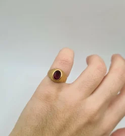 Bague or jaune sertie d’un rubis