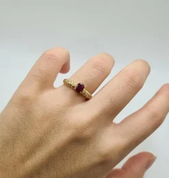 Bague or jaune sertie d’un rubis et diamants