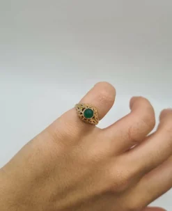 Bague or jaune sertie d'une pierre verte